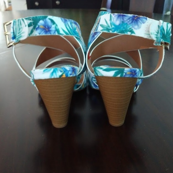 Quipid Tropical Print Peep Toe Stacked Heels - Picture 3 of 5